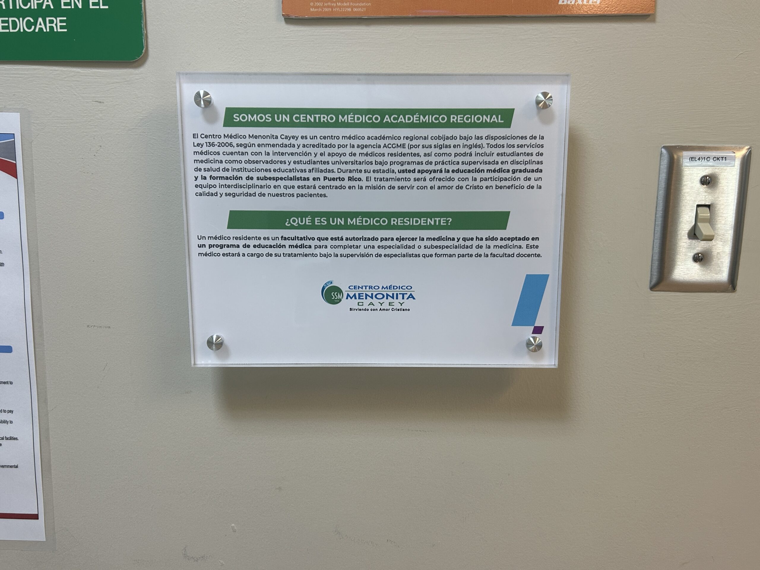 Centro Médico Menonita - Placa en acrílico con Stand Offs